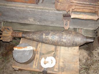 12. Pocisk 120 mm od sowieckiego moździerza wz.38. Przy nim niemiecka puszka na ładunki uzupełniające do takich moździerzy zdobycznych 12cmGr.W.378(r) i własnych 12cmGr.W.42.