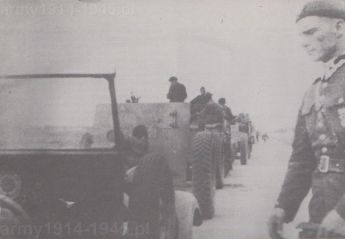 Podczas przerwy w marszu do "Łazika" podchodzi dowódca baterii haubic, por. Alfred Zawadzki.