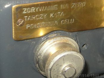 120. ORP Błyskawica, kalkulator Fuze Keeping Clock (FKC) po lewej burcie. Manipulator "Zgrywanie na zero tarczy kąta położenia celu".                                          .