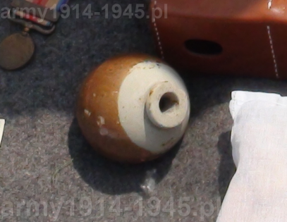 Ten ceramiczny przedmiot to wcale nie jest wazonik na kwiatki, lecz skorupa granatu, jakich miliony przygotowywano na wypadek inwazji Japonii, przez Amerykanów. Mieli nimi rzucać starcy, młodzież i wdowy zanim zginęły by w zbiorowym samobójstwie. 