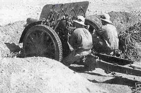 Rok 1941 - Afryka Północna. Żołnierze obsługują haubicę 100/17 mod.914 TM (z metalowymi kołami z ogumieniem typu masyw).