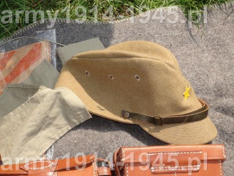 Rekonstrukcja nakrycia głowy z charakterystycznymi paskami materiału osłaniającymi kark przed palącym słońcem.
