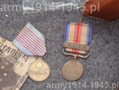 A po tym wszystkim pozostałoby jeszcze tylko rozdać odznaczenia. A tak na serio: medal po lewej medal okolicznościowy 2600tna z okazji obchodów rocznicy Japonii, który otrzymali obecni na uroczystościach. Zaś medal po prawej to medal za zasługi w wojnie Japońsko-Chińskiej z 1937 r. 